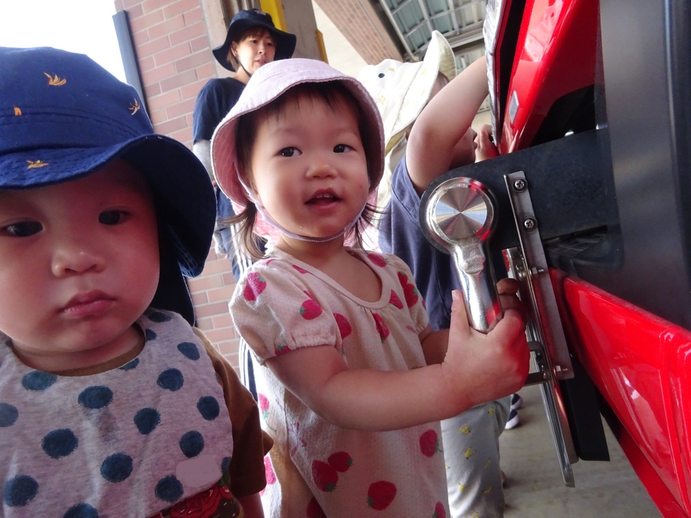消防車を見る子ども