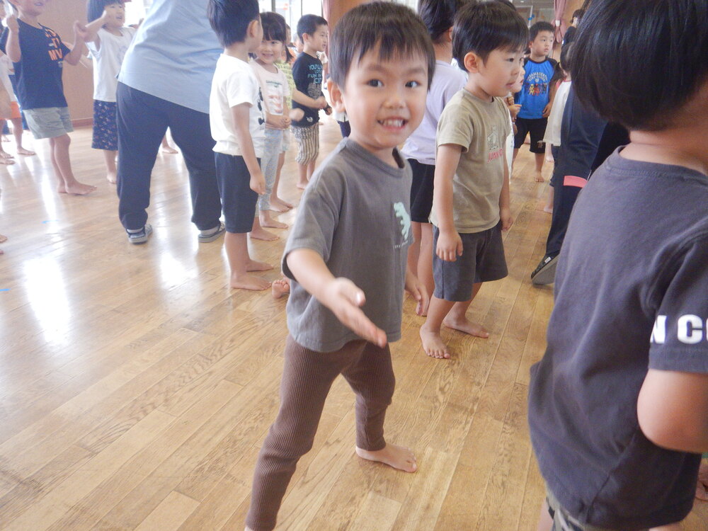 踊る子どもたち
