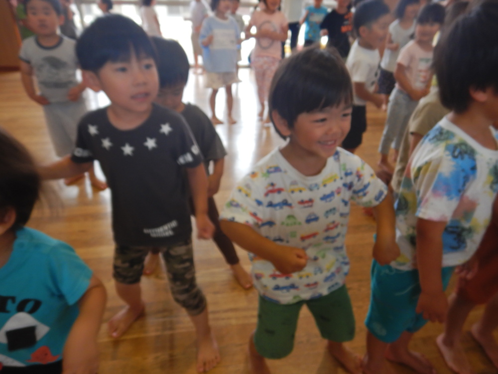 踊る子どもたち