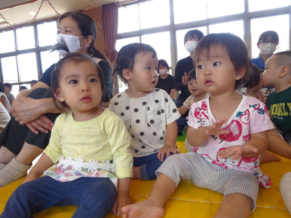 誕生会に参加する子ども