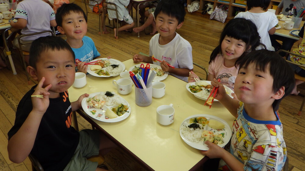 給食を食べる様子