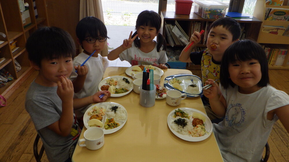 給食を食べる様子