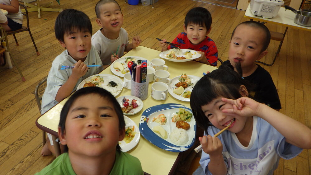 給食を食べる様子