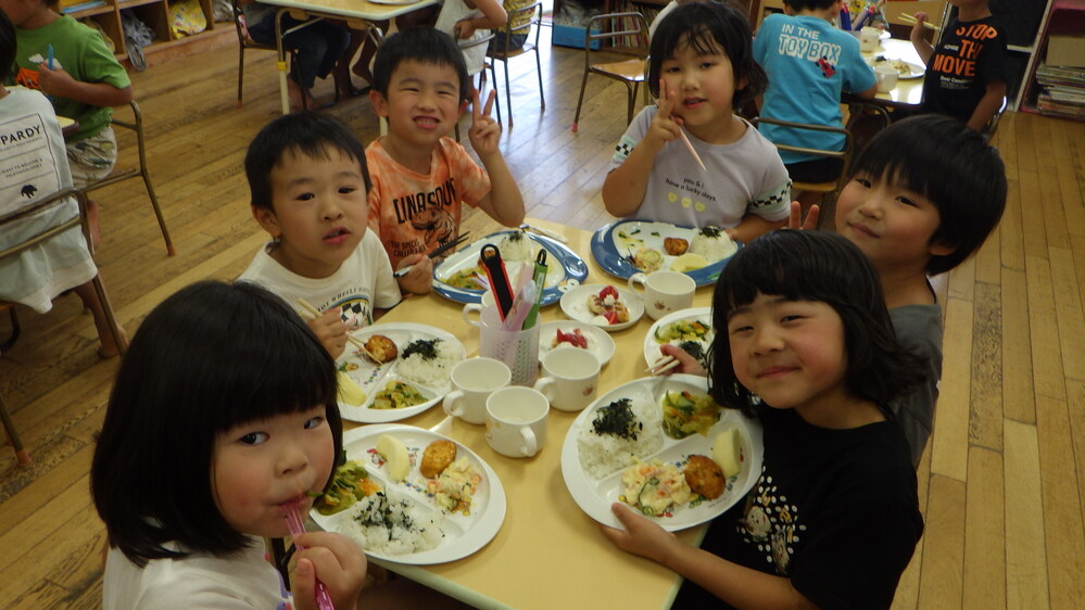 給食を食べる様子