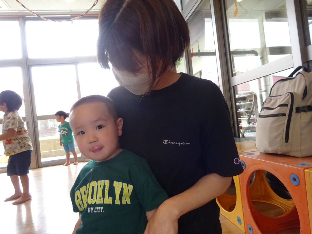 体操をする子ども