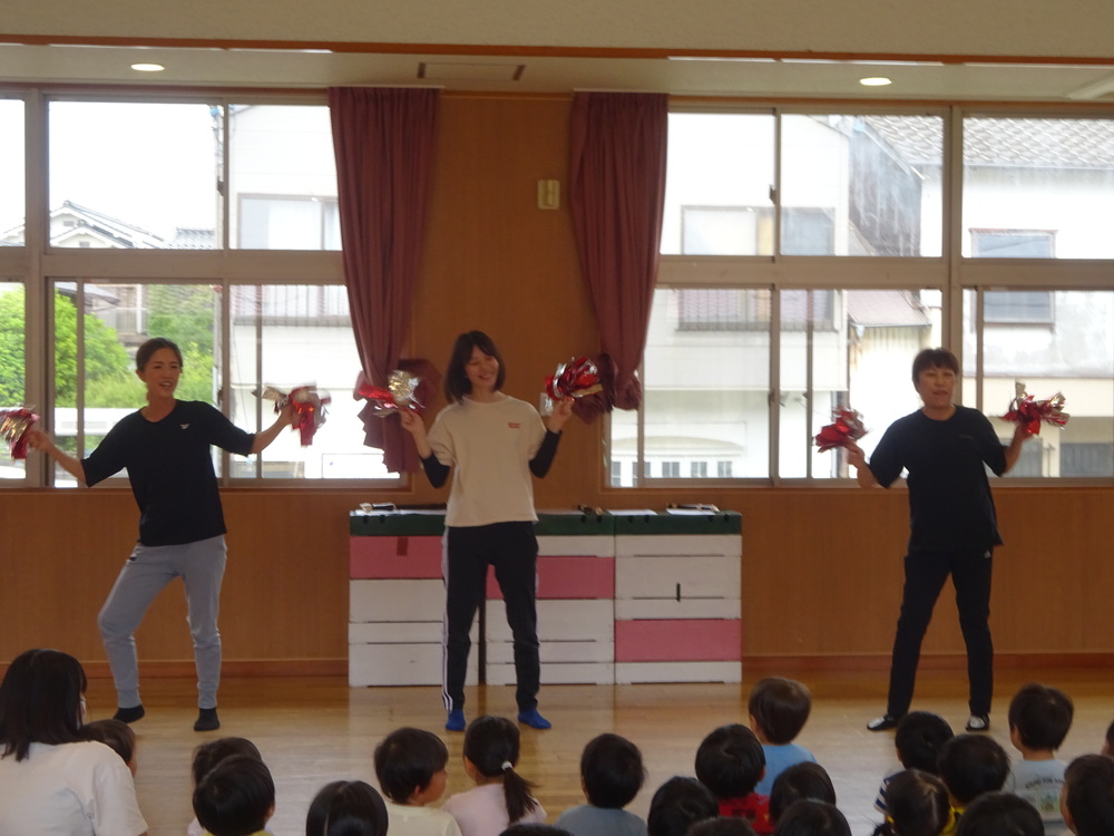 ダンスをする保育者