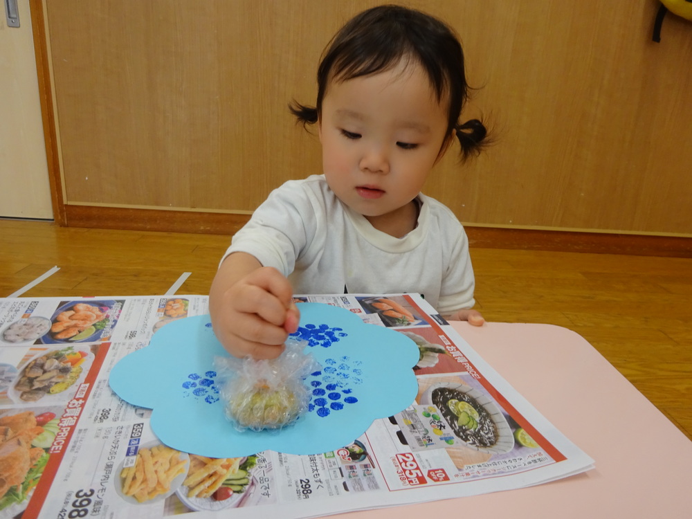 スタンプ遊びをしている女の子