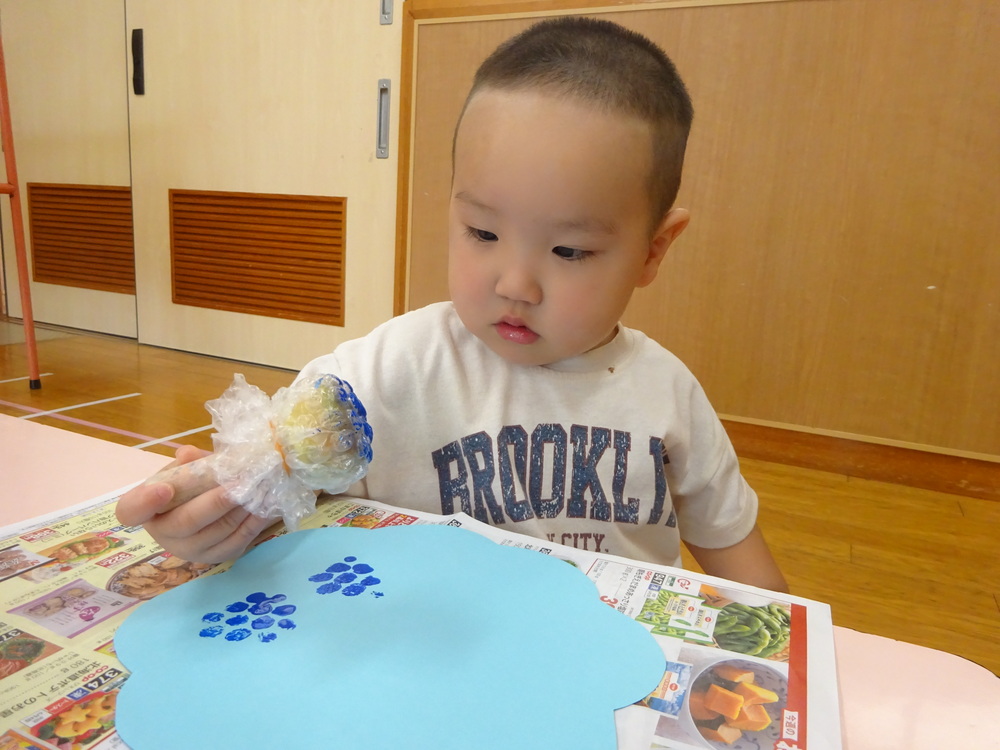 スタンプ遊びをしている男の子