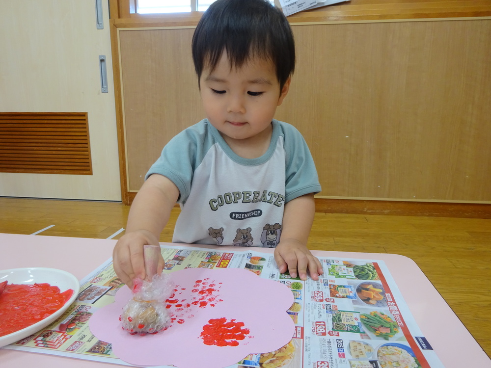 スタンプ遊びをしている男の子