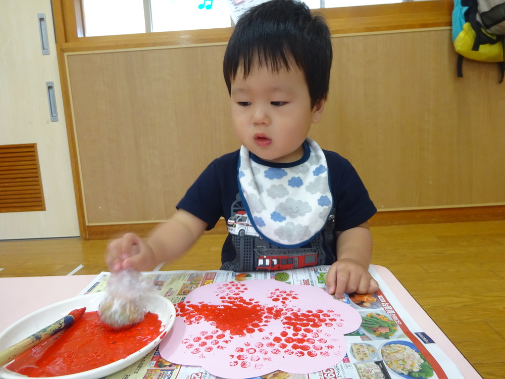 スタンプ遊びをしている男の子