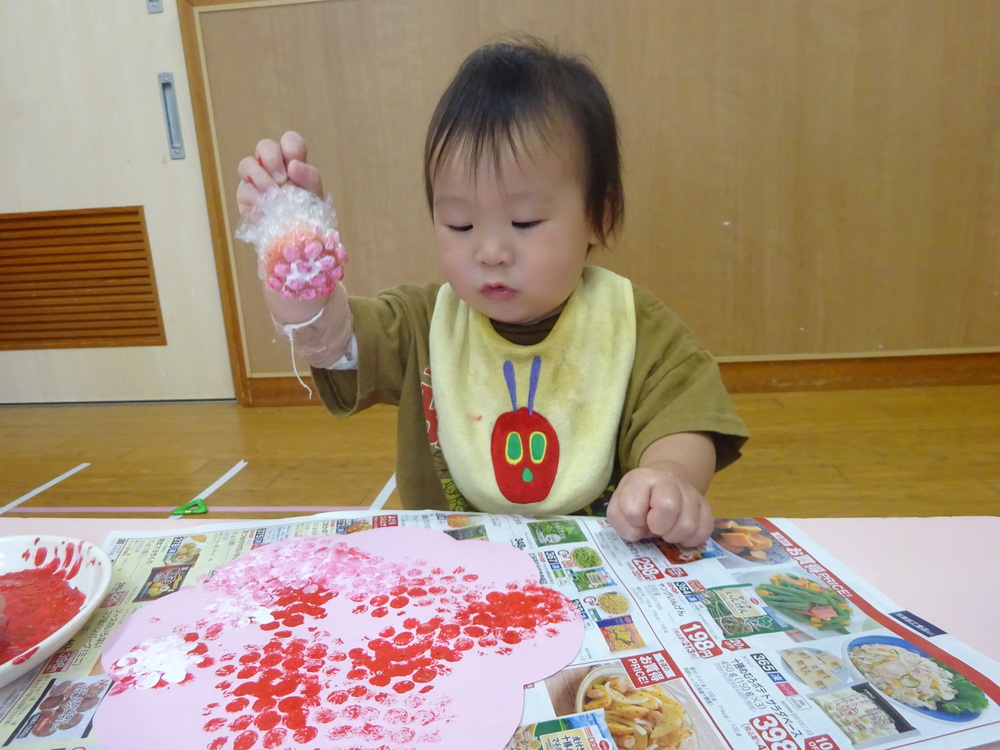 スタンプ遊びをしている男の子