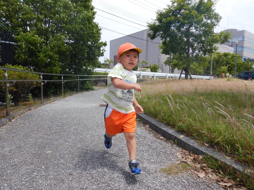 走る男の子
