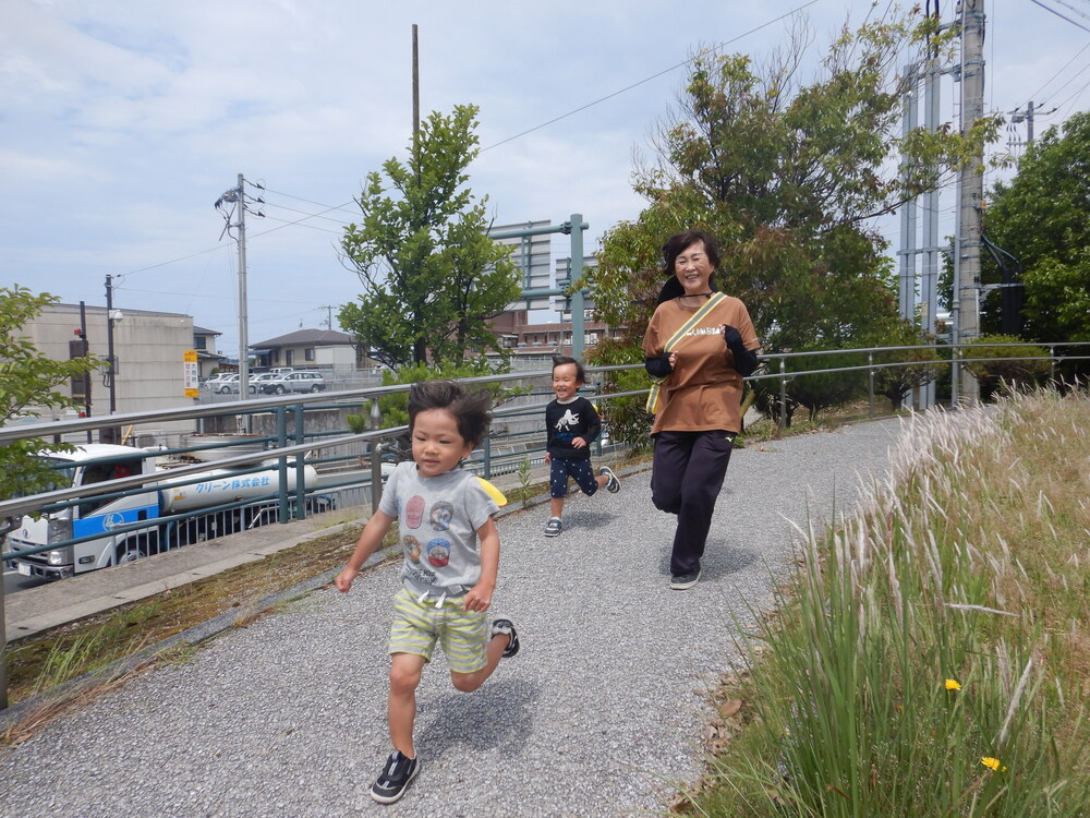 走る男の子