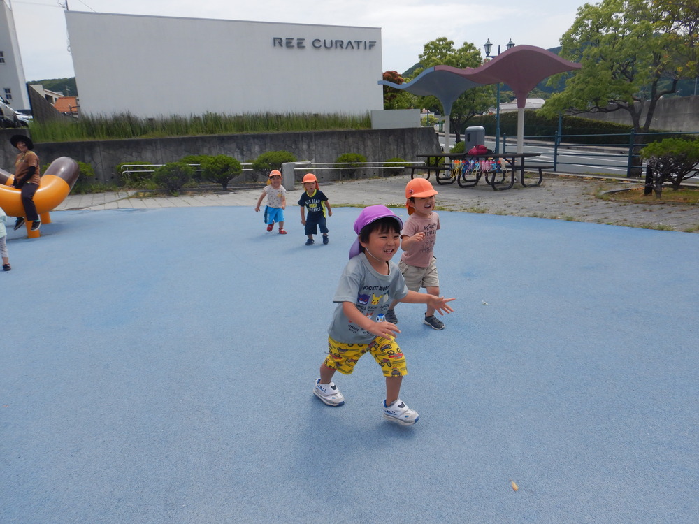 だるまさんがころんだをする男の子
