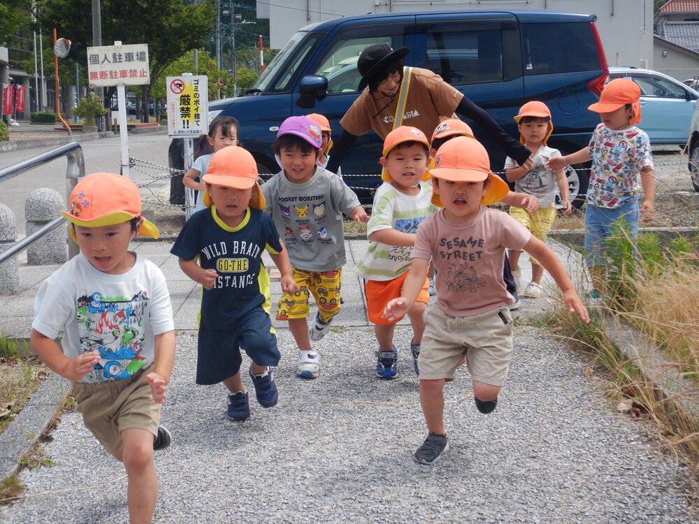 走る子ども達