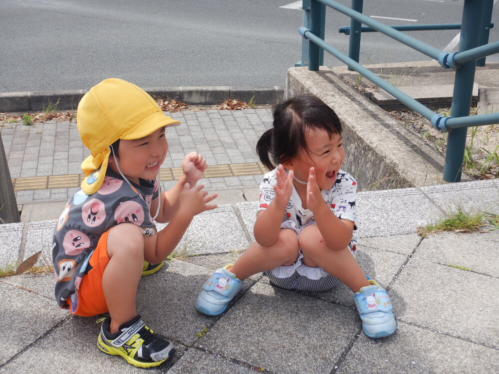橋いている子を応援する男の子と女の子