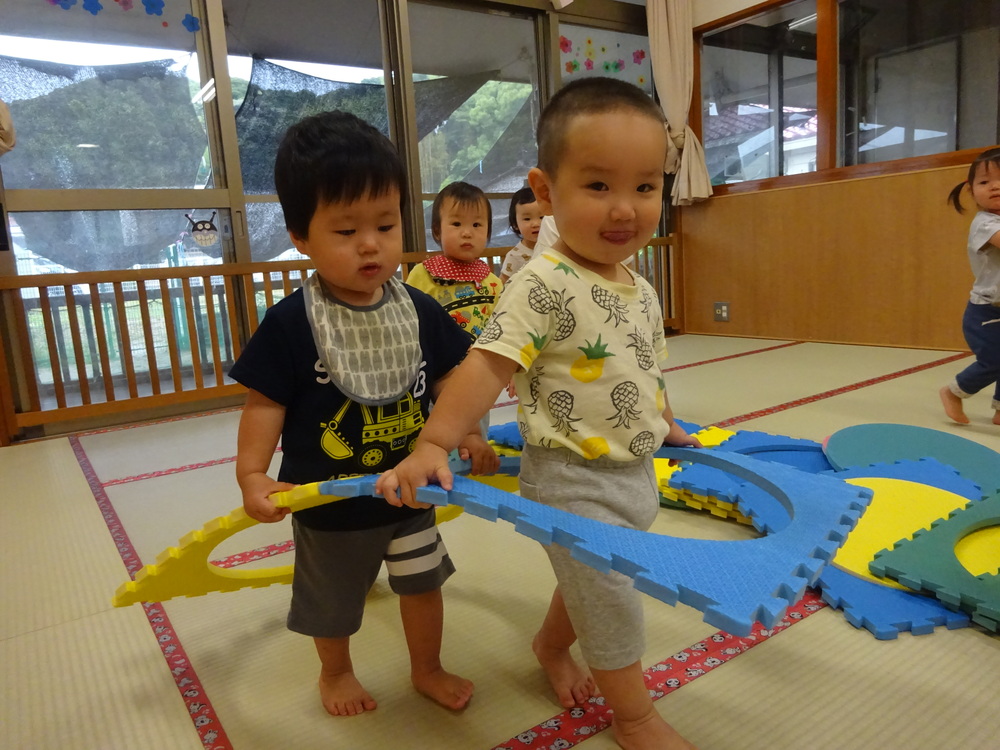 プラポイントの汽車に乗って遊んでいる男の子たち