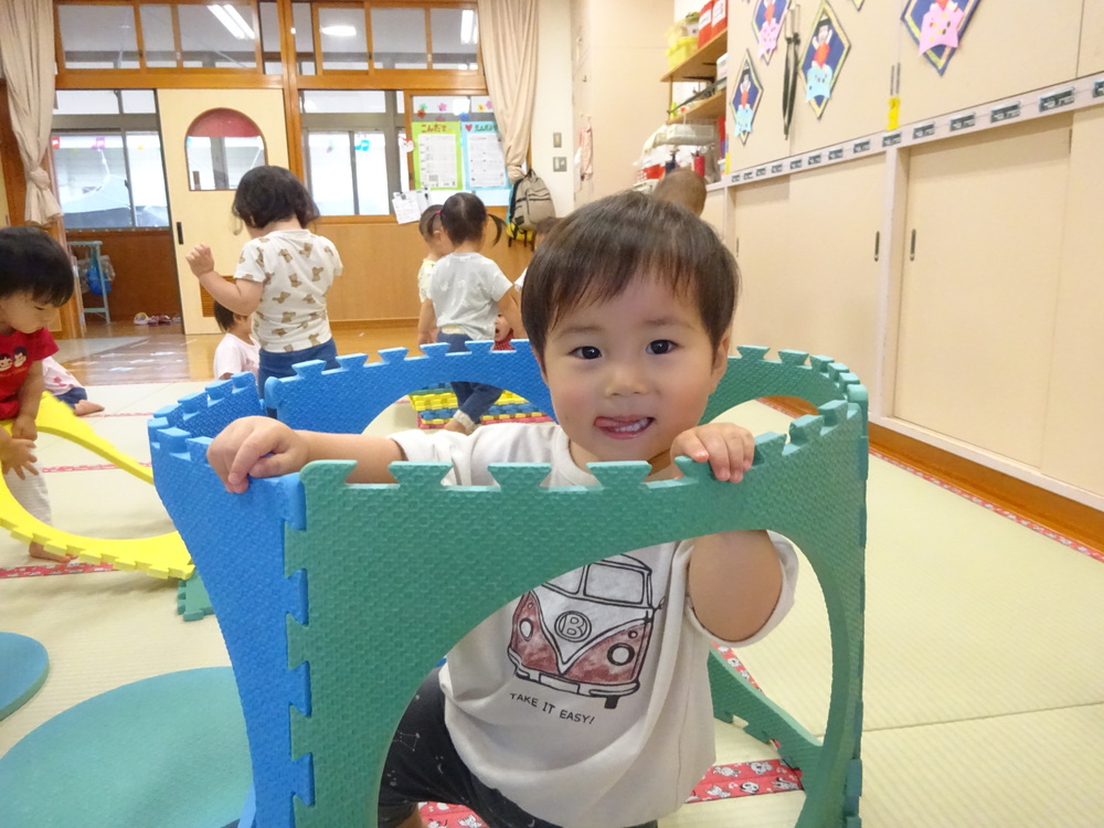 プラポイントの家から顔を出している男の子