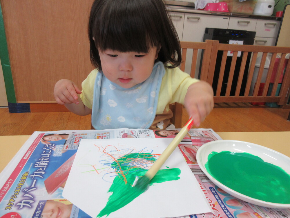 はじき絵 製作遊びの様子