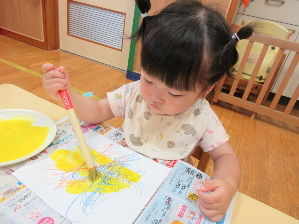 はじき絵 製作遊びの様子