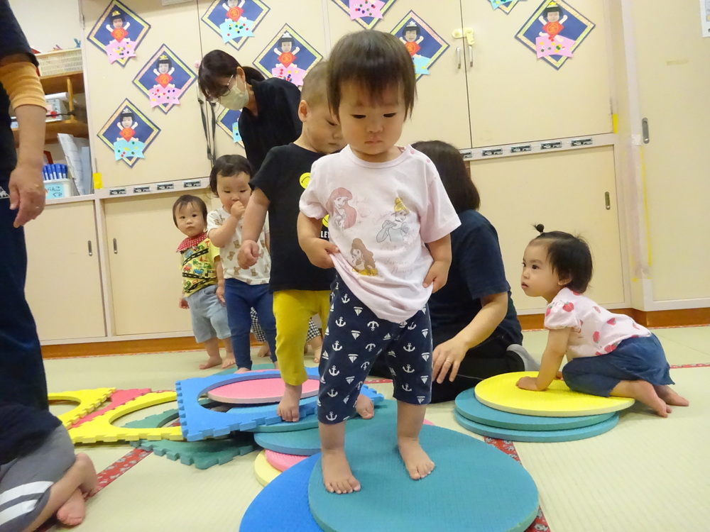 プラポイントのでこぼこ道を歩く女の子