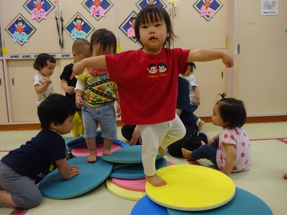 プラポイントのでこぼこ道を歩く女の子