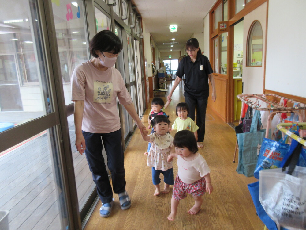 園内散歩の様子