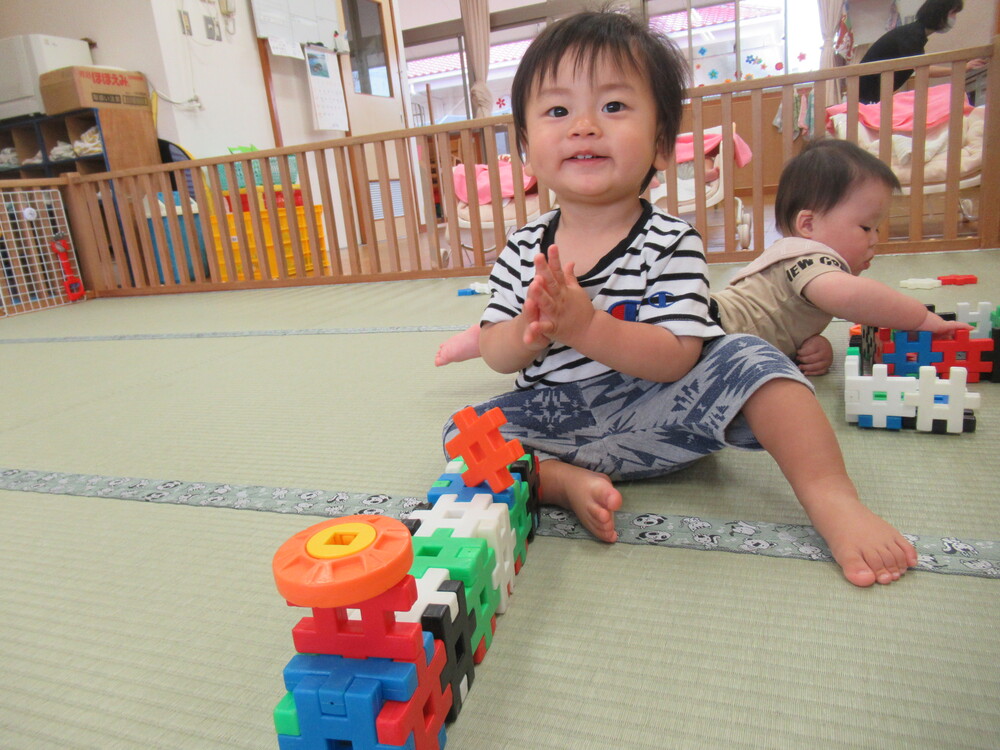 男の子がブロックを車に見立てて遊んでいる