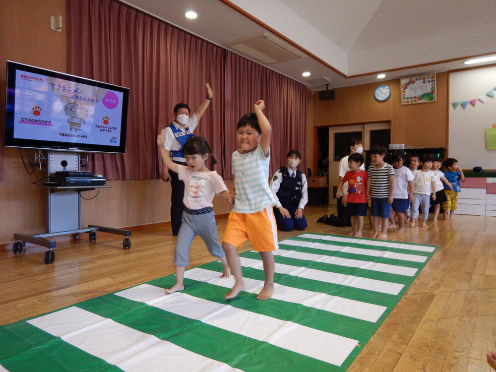 横断歩道の渡り方を指導してもらっている