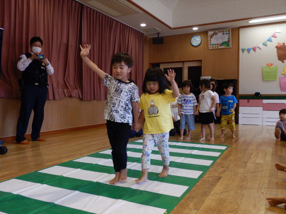 横断歩道の渡り方を指導してもらっている