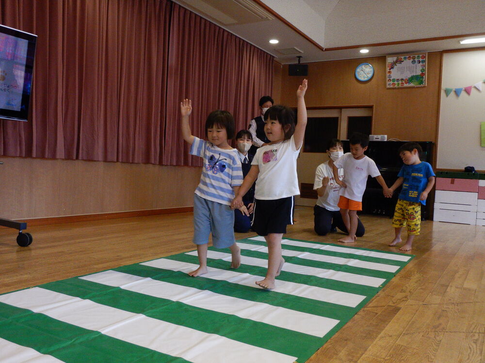 横断歩道の渡り方を指導してもらっている