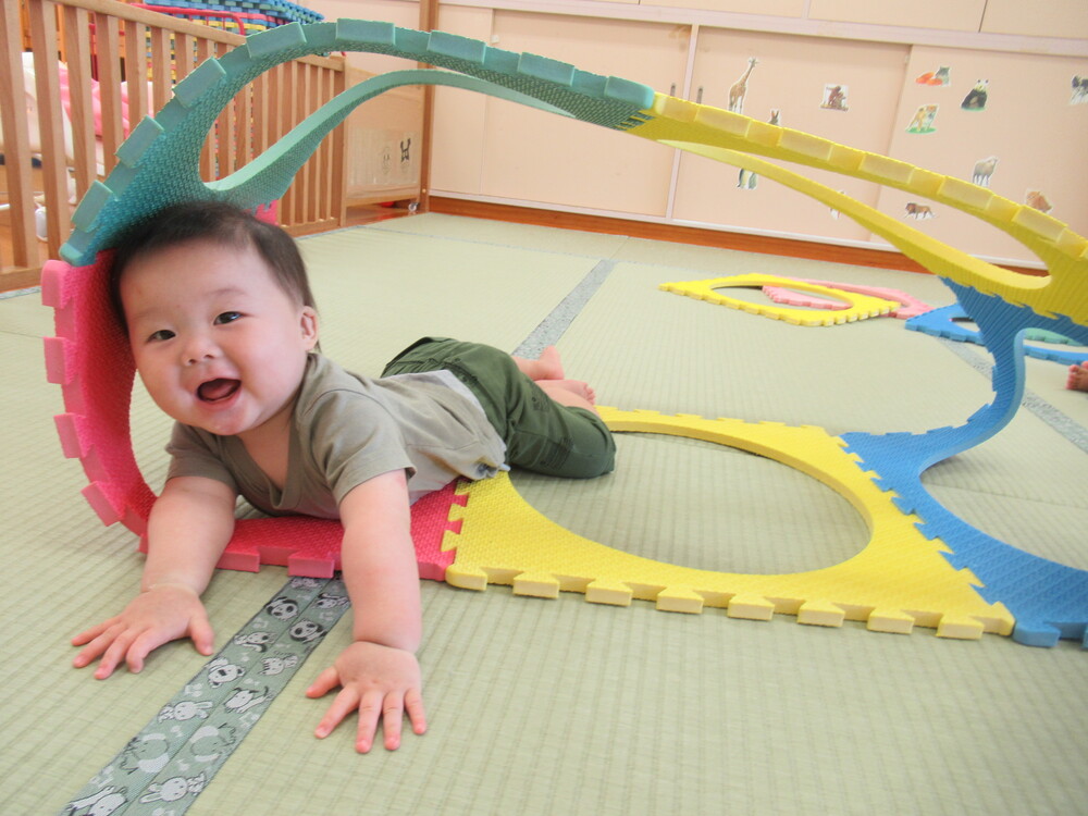 トンネルに入る子ども