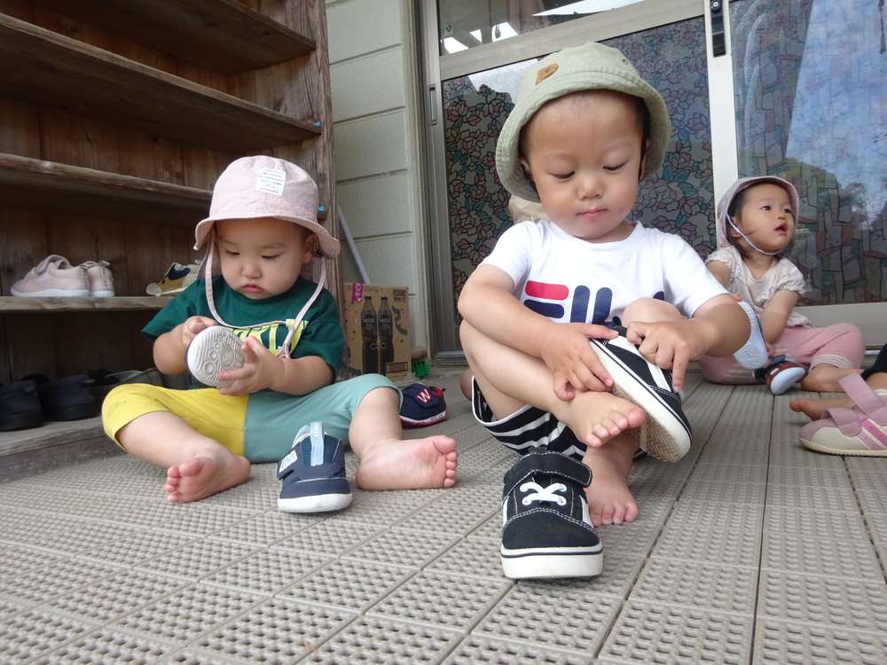 靴を履く子ども