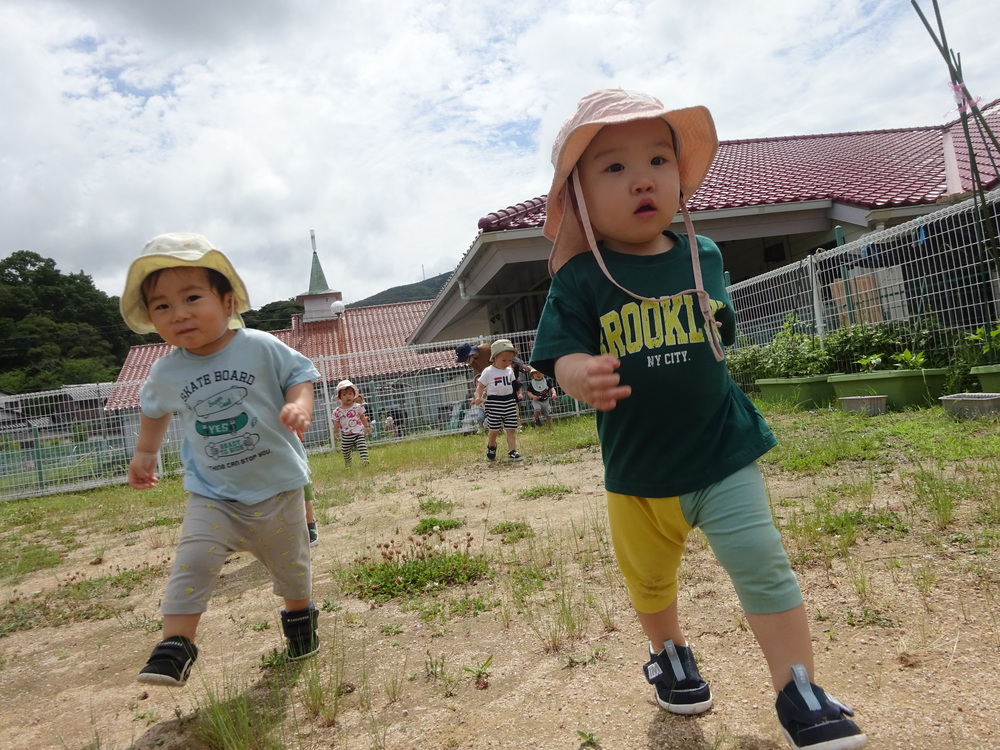走る男の子