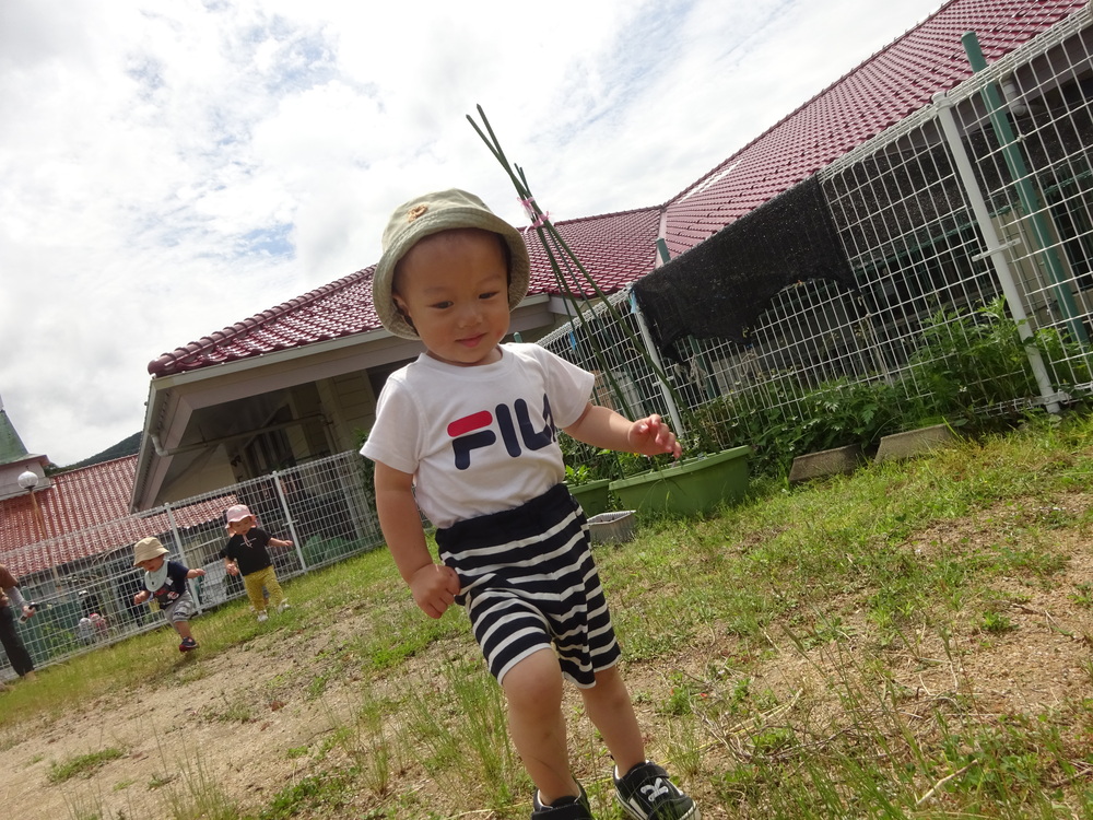 園庭で走る男の子