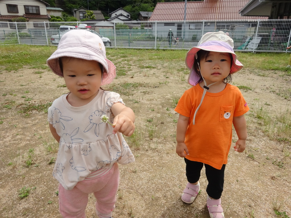 花を摘んだ女の子
