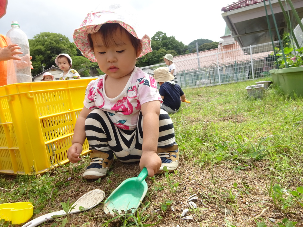 おもちゃで遊ぶ女の子