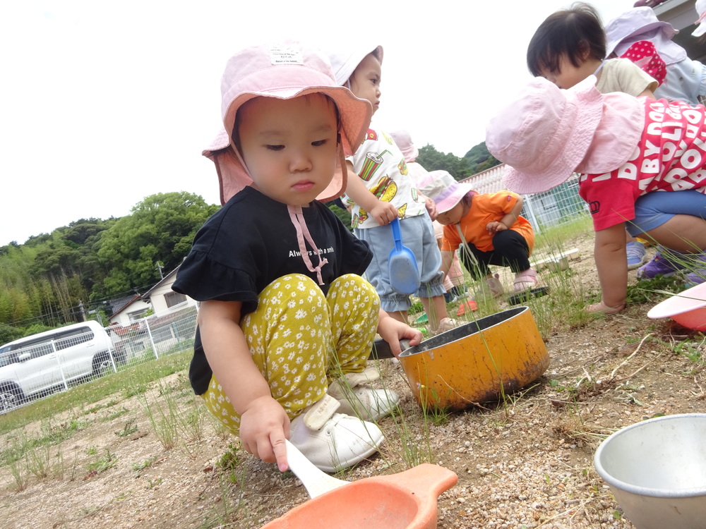 おもちゃで遊ぶ女の子
