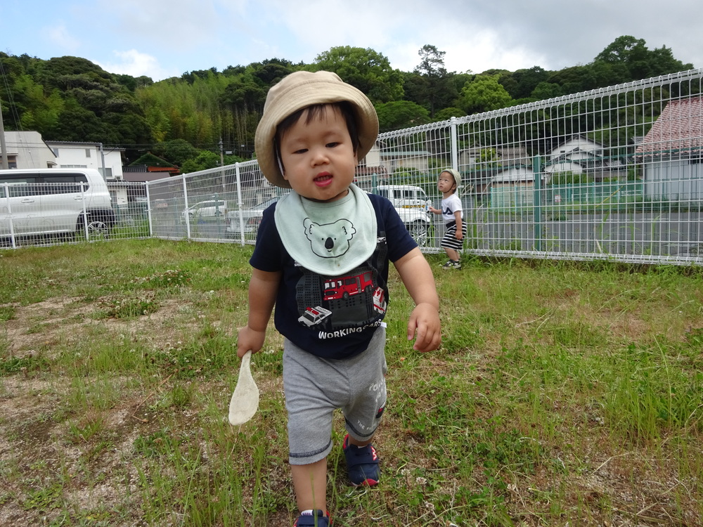 園庭で遊ぶ男の子