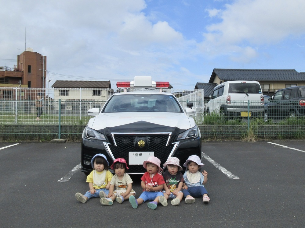 パトカーと一緒に記念撮影