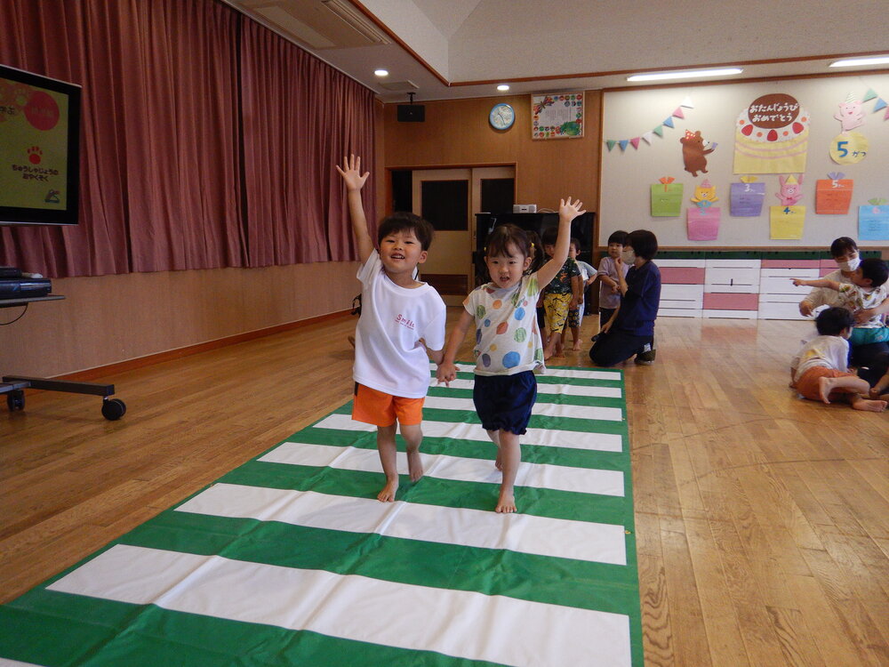 横断歩道を渡る練習をする