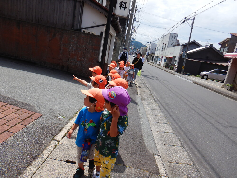 散歩する子どもたち
