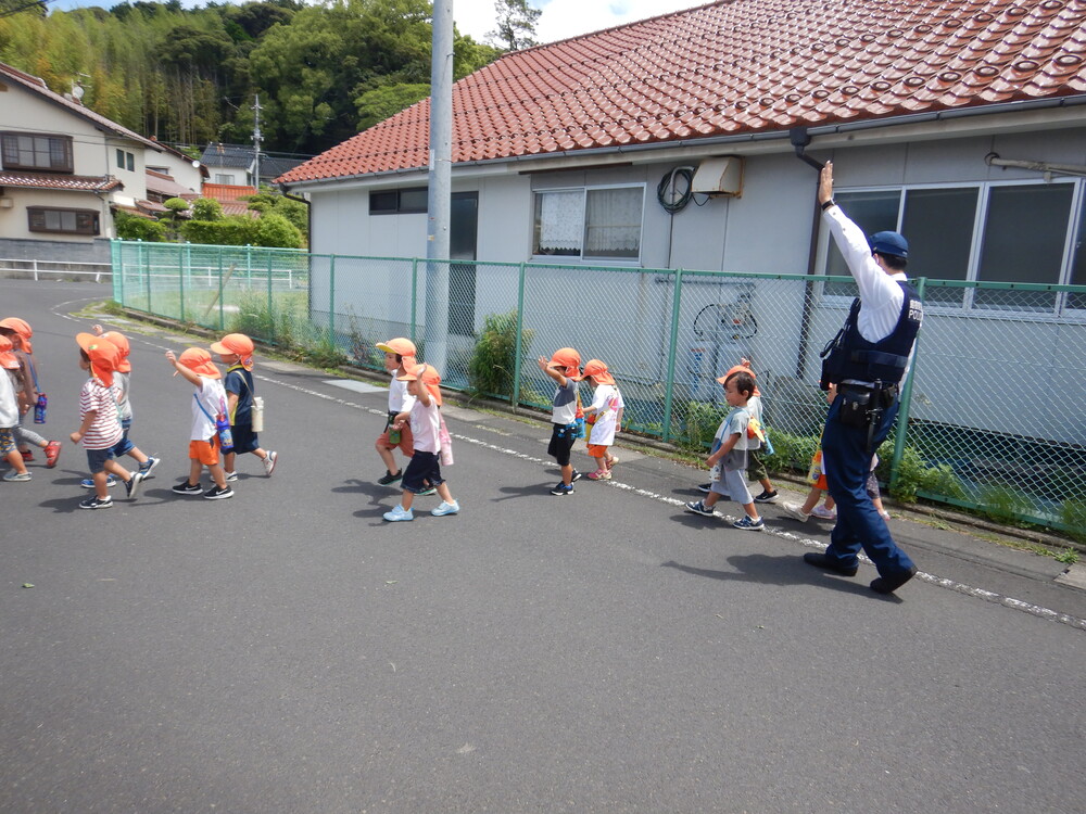 散歩する子どもたち