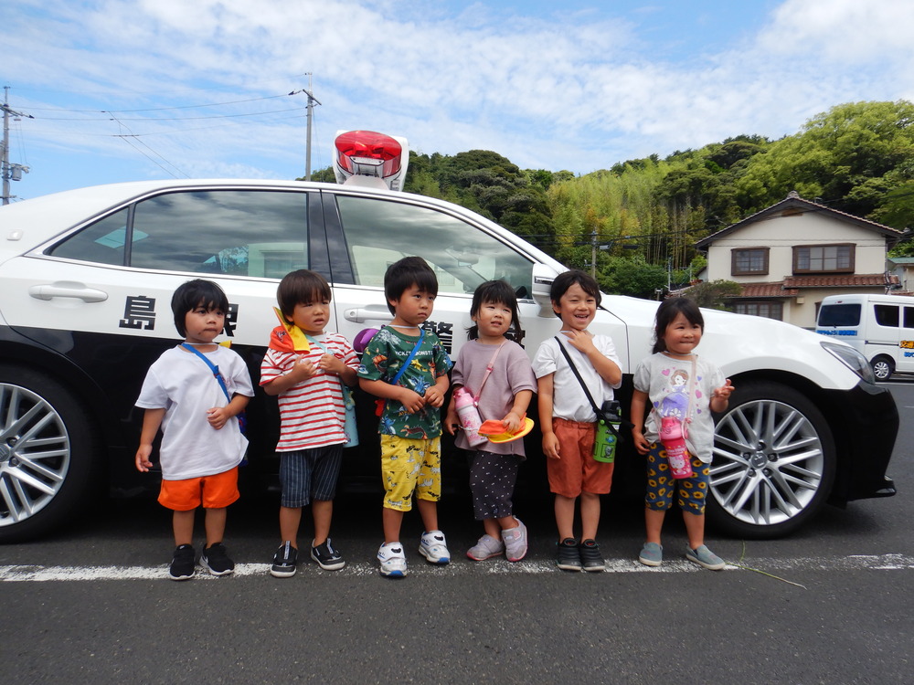 手を挙げて道路を渡る