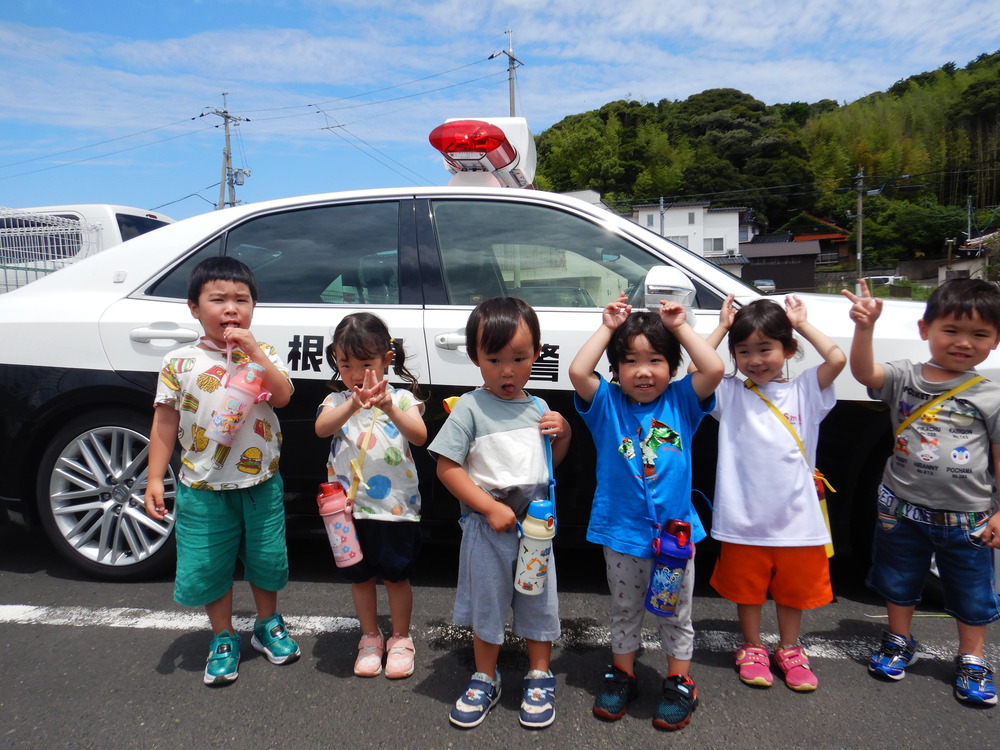 パトカーと写真を撮る