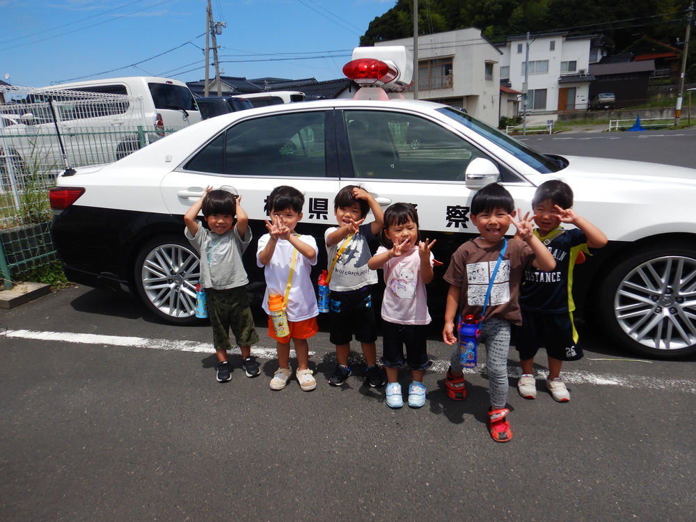 パトカーと写真を撮る