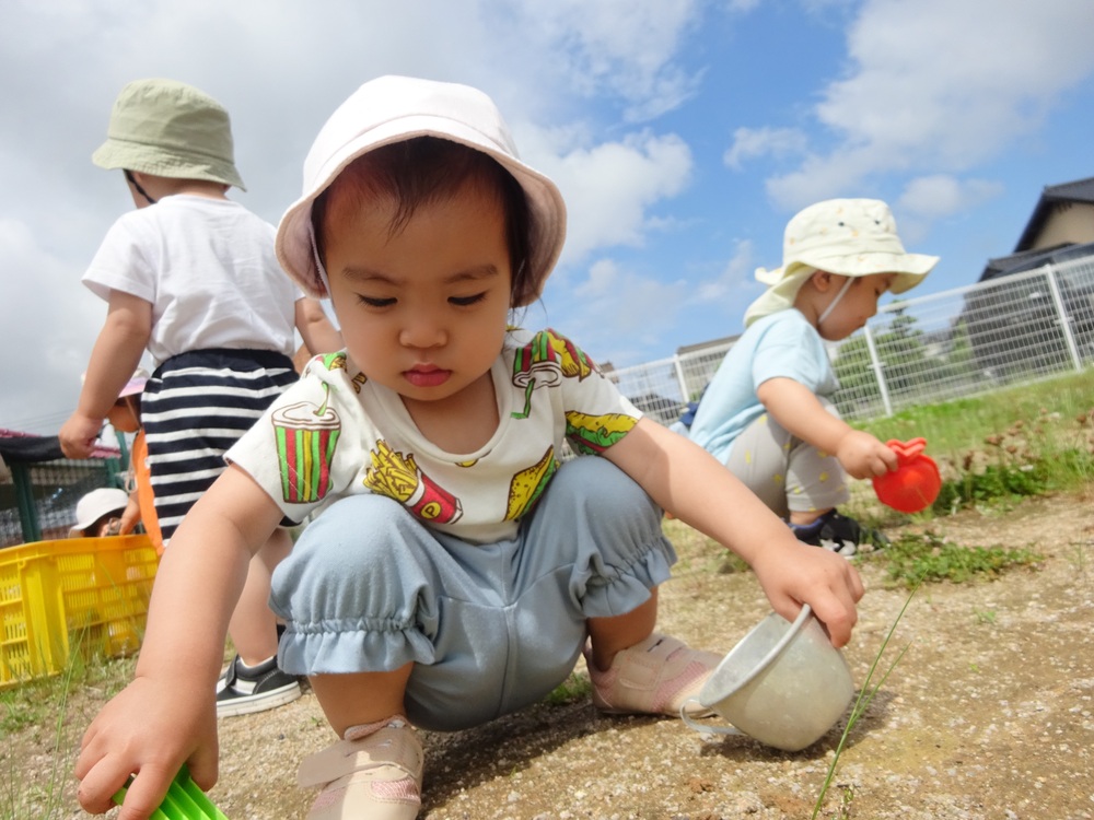 園庭で遊ぶ子ども