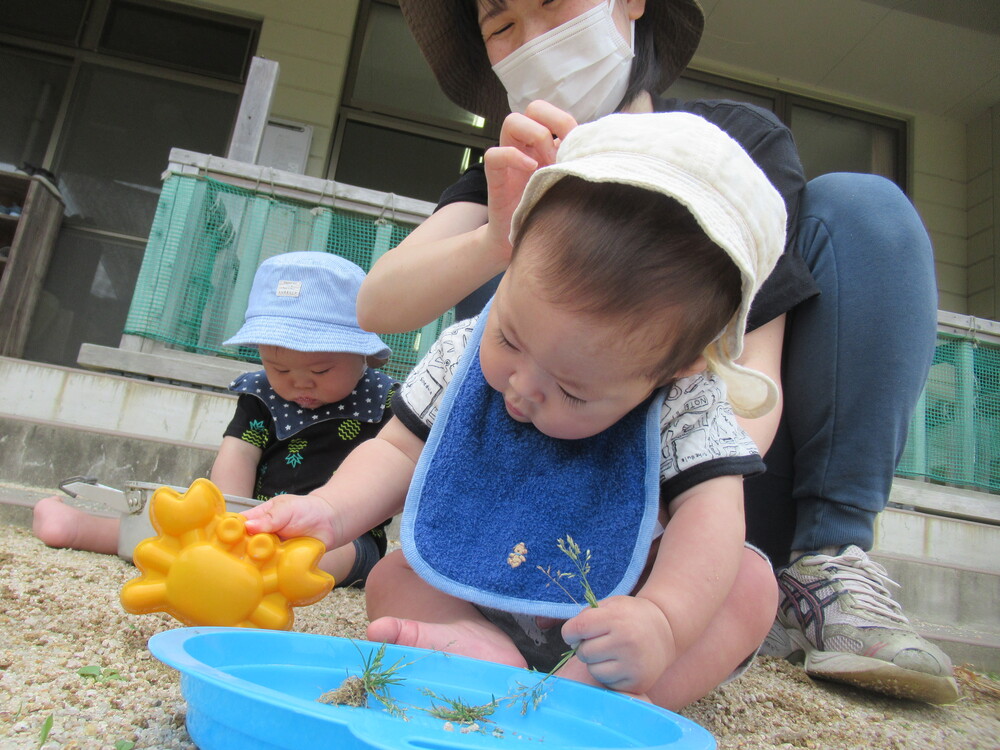 おもちゃで遊ぶ子ども