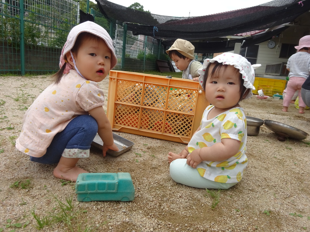 いちご組さんと一緒に遊ぶ女の子