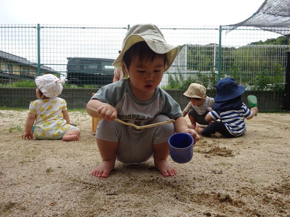 ごちそう作りをしている男の子